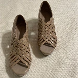 Chocolat Blu Web style woven leather wedges in taupe/gray. Size 6.5